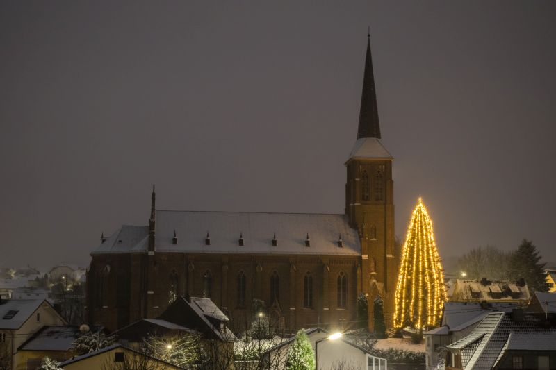 Im Lichterschein des 22 Meter hohen Weihnachtsbaumes an der Laurentiuskirche in Nentershausen findet am 14. Dezember der traditionelle Weihnachtsmarkt statt. Foto: Andreas Egenolf