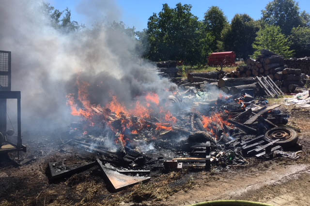 Holz und Stroh gert auf Bauernhof in Brand