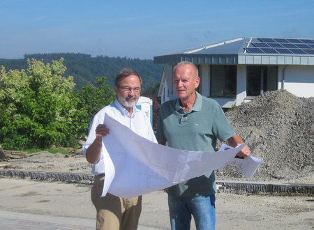 Zufrieden mit dem Fortgang der Arbeiten zur Fertigerschlieung der Baustraen zeigten sich beim wchentlichen Baustellentermin im Baugebiet Auf den Weiden in Wissen-Schnstein Diplom-Ingenieur Uwe Hennig (links) von der Wissener Verbandsgemeindeverwaltung und Diplom-Ingenieur Berthold Pfeiffer. Ende Juli bzw. Anfang August folgen die abschlieenden Asphaltarbeiten in den Straen des Baugebietes. (Foto: Verbandsgemeindeverwaltung Wissen) 
