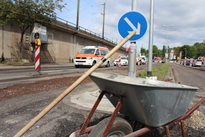 Bei Straenbaustellen mssen die Bauarbeiter oft nah am flieenden Verkehr arbeiten. Foto: SGD Nord