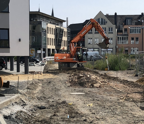 Auf dem Baugelände für das neue Verbandsgemeindehaus in Montabaur wird derzeit eine Baustraße angelegt, über die künftig der Baustellenverkehr läuft. (Verbandsgemeindeverwaltung Montabaur) 
