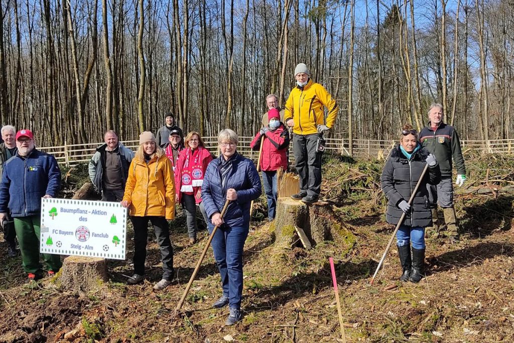 Bayern-Fans pflanzen neuen Wald