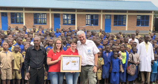 An der Schuleinweihung in Ruanda nahmen Clara Kern (links) und Nina Stahl gemeinsam mit Reiner Meutsch teil. (Foto: privat)