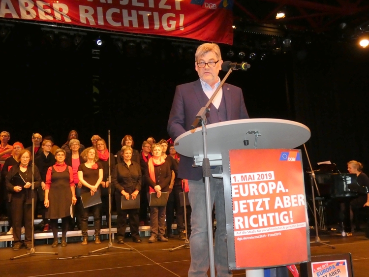 Bernd Becker, Vorsitzender des DBG-Kreisverbandes, auf dem Podium der Mai-Kundgebung 2019. (Foto: Archiv/GRI) 