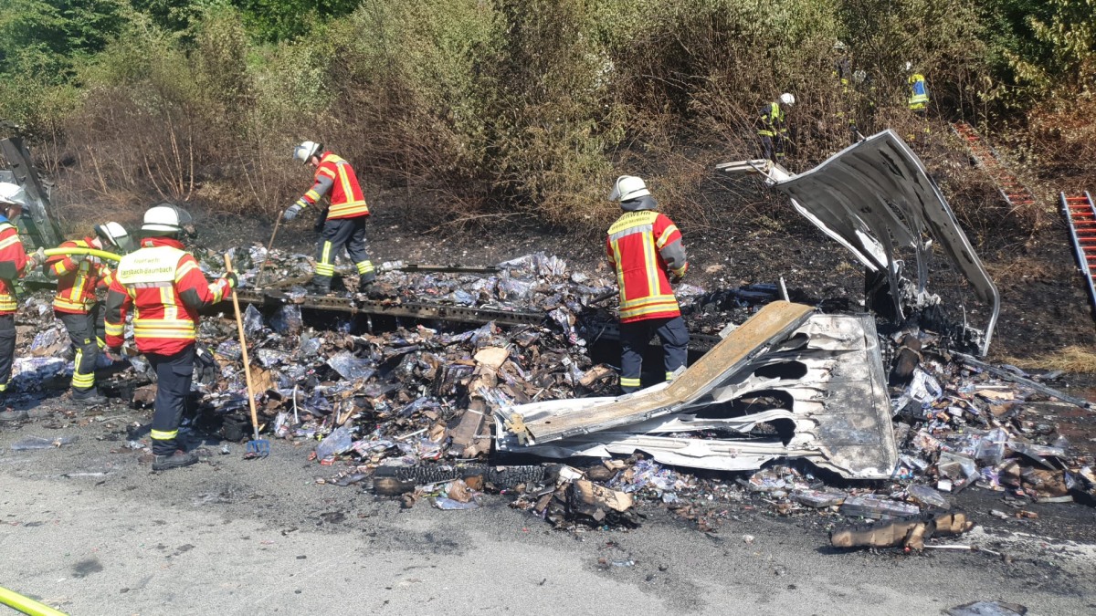 Feuerwerk hatte bereits gezndet: Lkw in Vollbrand auf BAB 3 bei Sessenhausen
