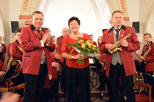 Dirigent Slawomir Lackert, Susanne Eitelberg und Thomas Bovenderd (v. li.). Fotos: kk