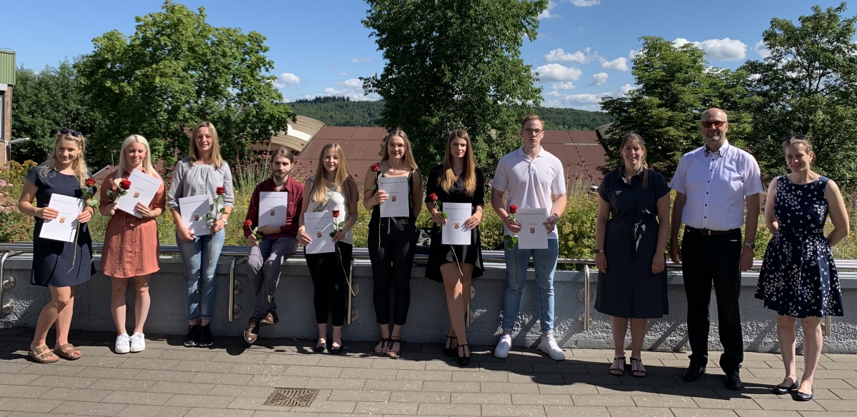 Krzlich trafen sich die Schlerinnen und Schler der Fachschule Wirtschaft bei bestem Wetter an der Berufsbildenden Schule Wissen, um gemeinsam mit ihren Lehrerinnen und Lehrern den erfolgreichen Abschluss zum/zur staatlich geprften Betriebsfachwirt/in zu feiern. (Foto: BBS) 