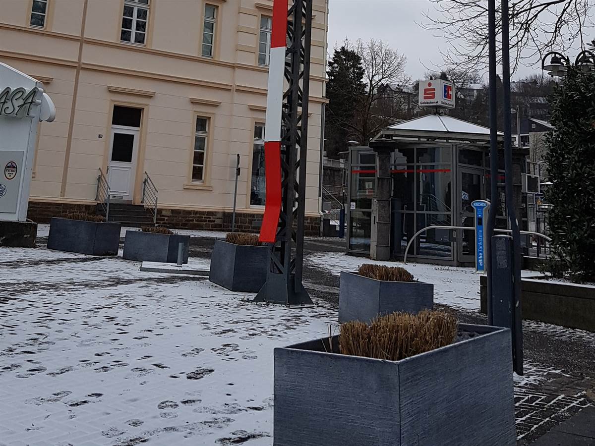 Vor der Gaststatte "Casa" wurde durch bisher unbekannte Tter ein aufgestelltes altes Eisenbahnsignal beschdigt. (Fotos: Polizei) 