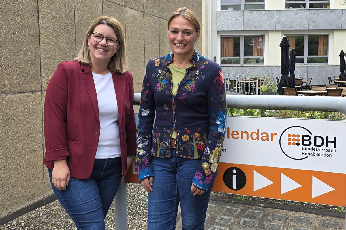 Julia Jahnel und Julia Tiwi-Feix freuen sich auf das n�chste Treffen f�r Angeh�rige von Menschen mit erworbener Hirnsch�digung in der BDH-Klinik Vallendar. Foto: Beate Kretschmann