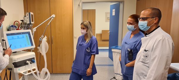 Dr. med. Peter Flies, Chefarzt Innere Medizin/Kardiologie (r.) und die beiden Fach-Krankenschwestern für Intensivpflege Aline Richter (2. v. r.) und Jennifer Görg (3. v. r.) während der Einweisung anlässlich der neuen Beatmungsgeräte. Foto: KHDS