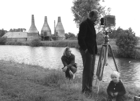 Bernd und Hilla Becher mit Sohn Max bei der Arbeit vor Kalkfen in Meppel in den Niederlanden (Foto: Veranstalter/B+H.Becher, 1968).