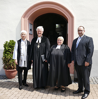 Vor dem Einzug in die Daadener Kirche, von links: Superintendentin Andrea Aufderheide, Bischof Heinrich Bedford-Strohm, Gemeindepfarrerin Kirsten Galla, Synodalbeauftragter fr Mnnerarbeit im Kirchenkreis Thorsten Bienemann. Fotos: Gaby Werthebach