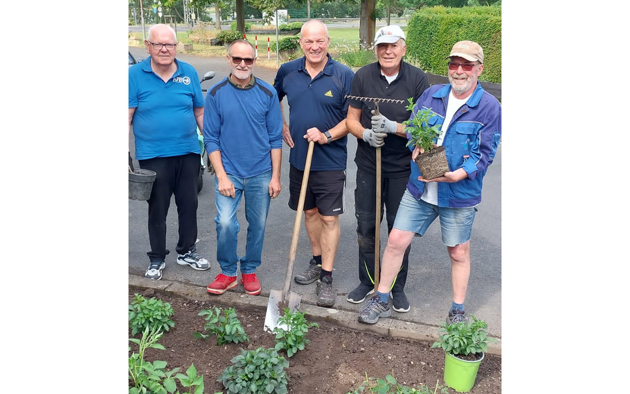 Beetfreunde Erpel sorgen fr Herbstbepflanzung in der Rheinstrae