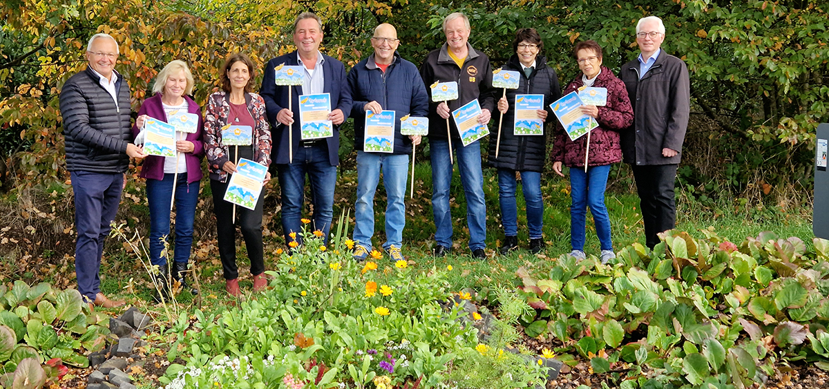 Ehrenamtliche Paten verschnern die Beete in Breibach