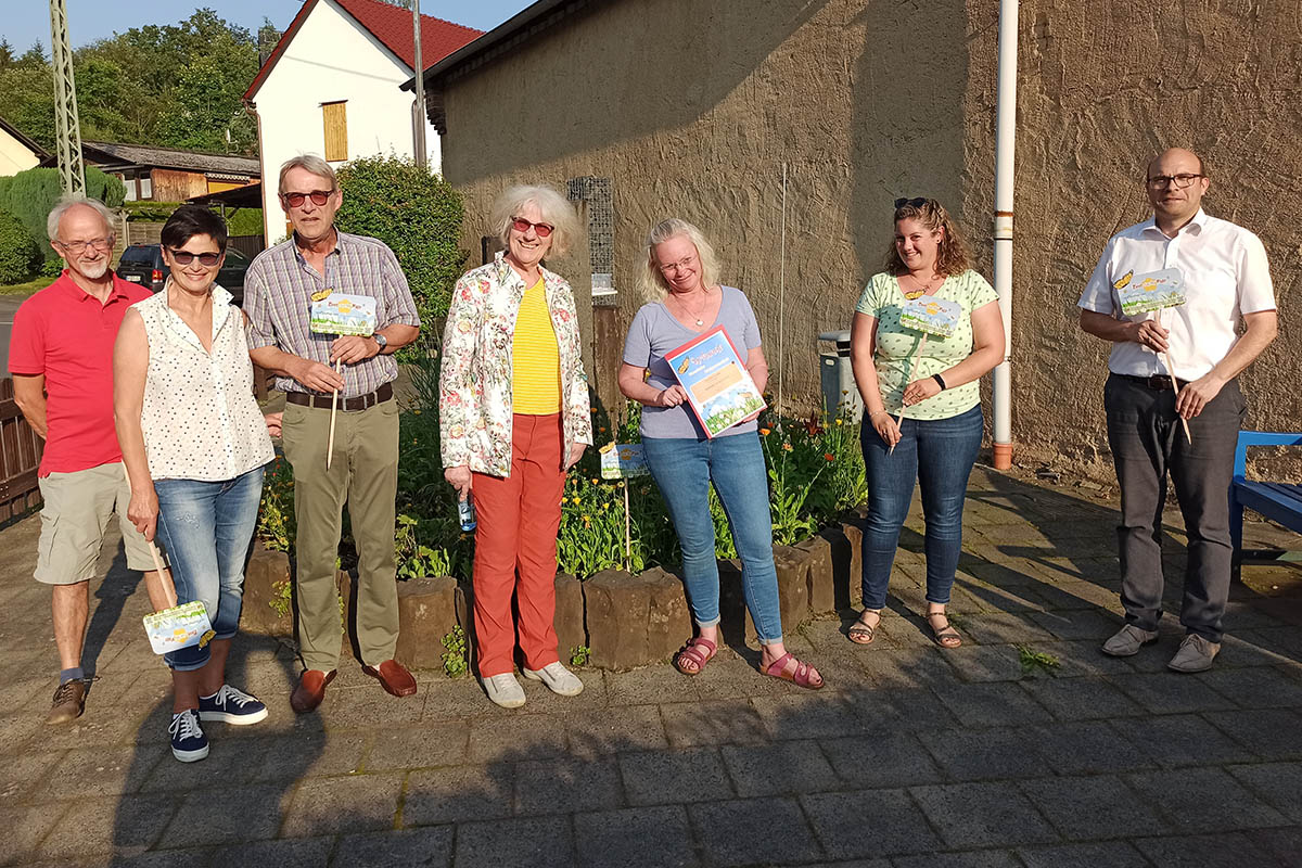 In Dattenberg hat sich mit Dina Gtzkow bereits eine erste Patin gefunden. Ortsbrgermeister Stefan Betzing (rechts), Gabi Schfer von der Stabstelle Energie, Klima und Umwelt der Kreisverwaltung (2. von rechts) sowie Brgern. Foto: Kreisverwaltung