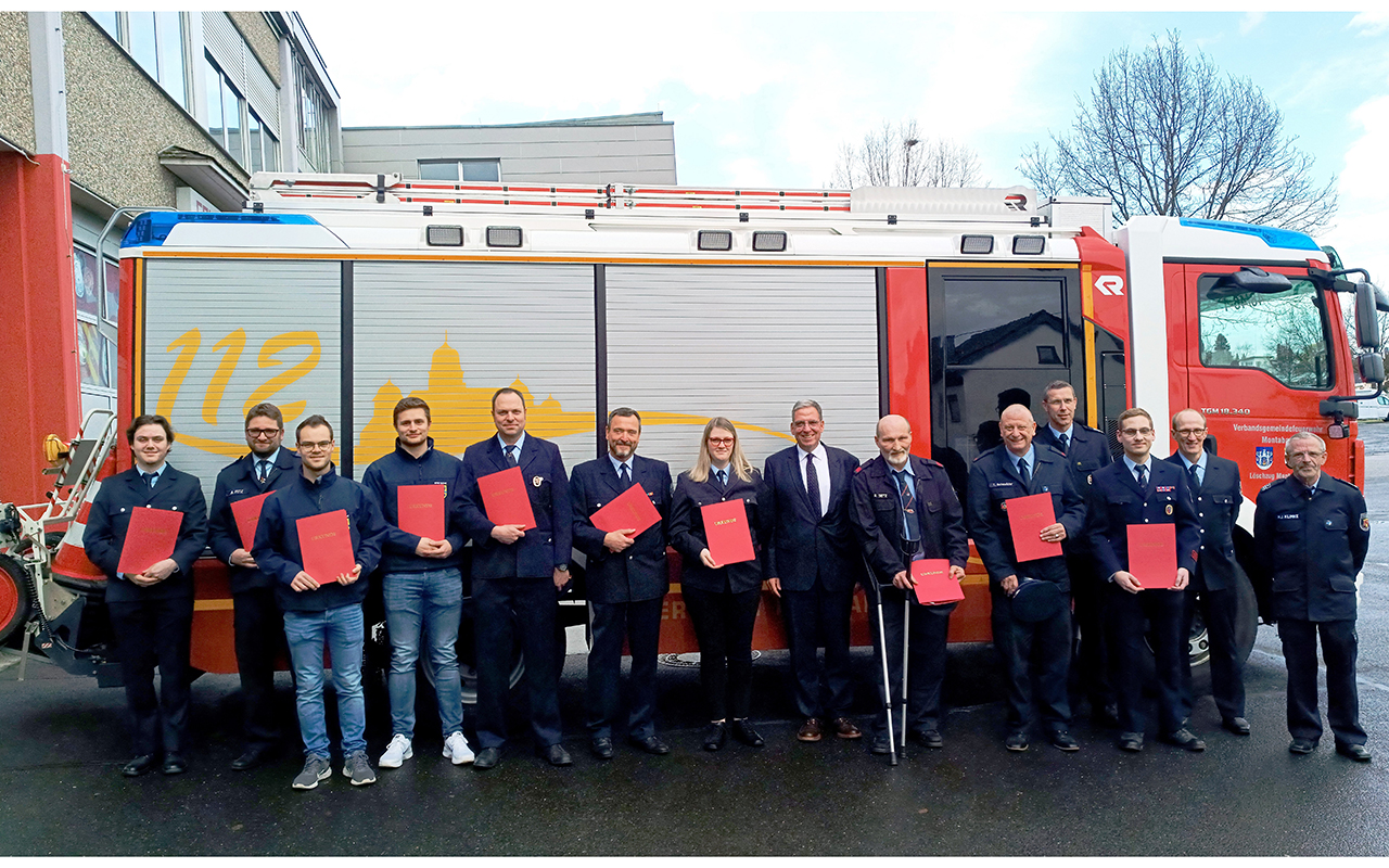 In einer kleinen Feierstunde wurden zehn Feuerwehrleute aus der VG Montabaur in hhere Dienstgrade befrdert (Foto: VG Montabaur / Monique Brill)