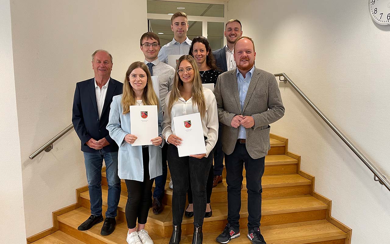 Bei der VG Kirchen wurden jetzt Urkunden im Rahmen von Befrderungen und Ernennungen berreicht. 1. Reihe (von links): Erster Beigeordneter Uli Merzhuser, Ann-Christin Betz, Katharina Heidemann, Brgermeister Andreas Hundhausen. Dahinter (von links): Samuel Happ, Niklas Becker, Cathrin Mack und Ben-Simon Gotthardt. (VG Kirchen)