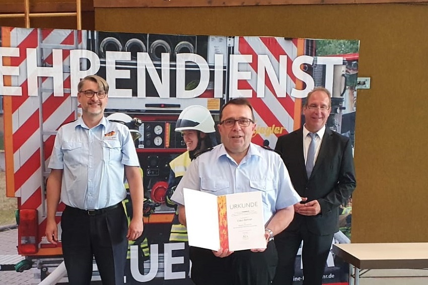 Frank Hachemer, Prsident des Landesfeuerwehrverbandes Rheinland-Pfalz, Claus Behner und Innen-Staatssekretr Randolf Stich. (Foto: privat) 