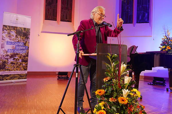 Konrad Beikircher begeisterte sein Publikum im Forum Antoniuskirche auf dem Waldbreitbacher Klosterberg. Foto: Heribert Frieling