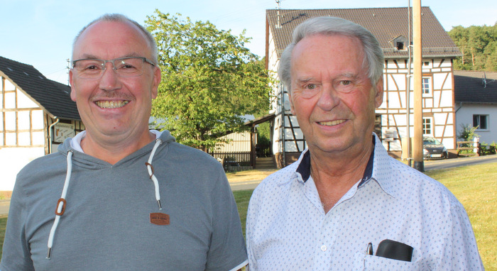 Die Beigeordneten Johannes Gehlen (rechts) und Aloysius Weienfels leiten derzeit die Ortsgemeinde Obersteinebach, vorerst bis 1. September. (Foto: Ortsgemeinde Obersteinebach)