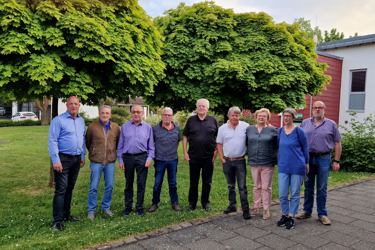 V.l.: Ortsbermeister Martin Buchholz, Winfried Weiler, Helmut Wolff, Gnter Claus, Wilfried Witt, Martin Wittrock, Walburga Scharfenstein, Ursula Schulz, 1.Beigeordneter Hans Dieter Geiger. (Bild: Ortsgemeinde Windhagen)