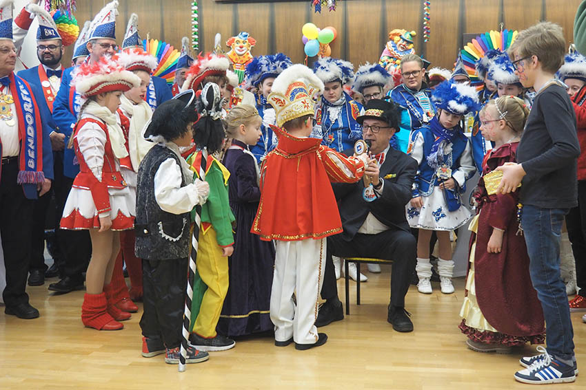 Brgermeister Kessler berreichte den kleinen Tollitten den Rathausschlssel. Fotos: Stadt Bendorf