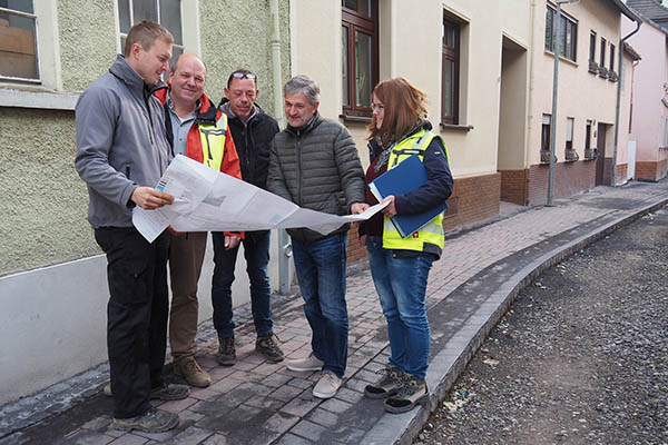 Die Verantwortlichen freuen sich ber den Fortschritt der Bauarbeiten. Foto: Stadt Bendorf