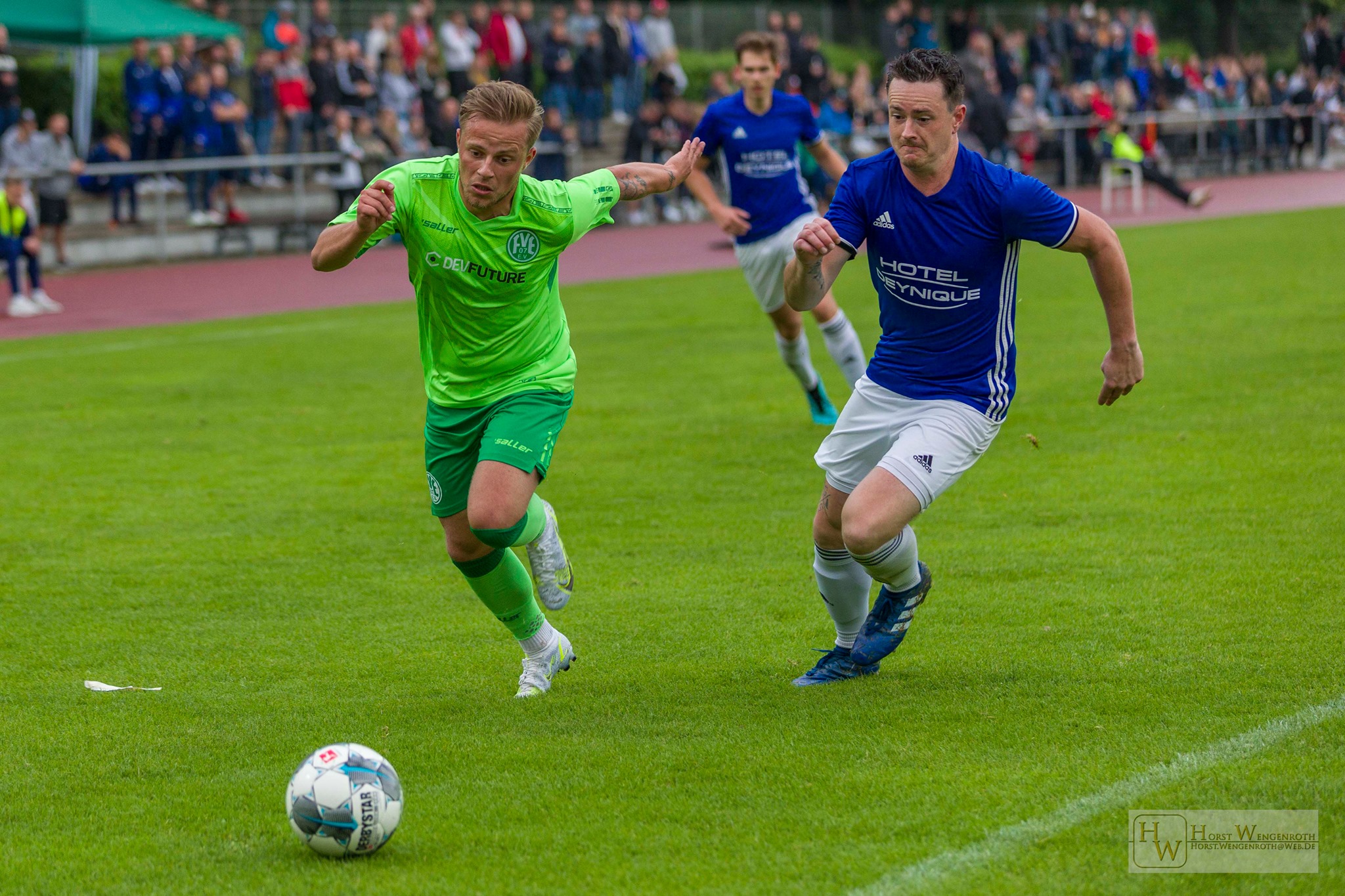 Manuel Seiler (rechts, blaues Trikot - hier im Zweikampf gegen FV Engers) und seine Mannschaftskameraden von der SG Westerburg spielen am Samstag fr den guten Zweck gegen die Profimannschaft des TSV Steinbach Haiger (Foto: Horst Wengenroth / Quelle: TuS Westerburg) 