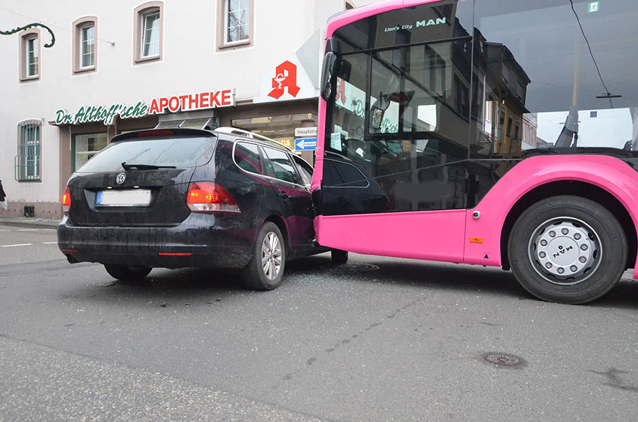 PKW und Linienbus stoen auf Kreuzung in Bendorf zusammen