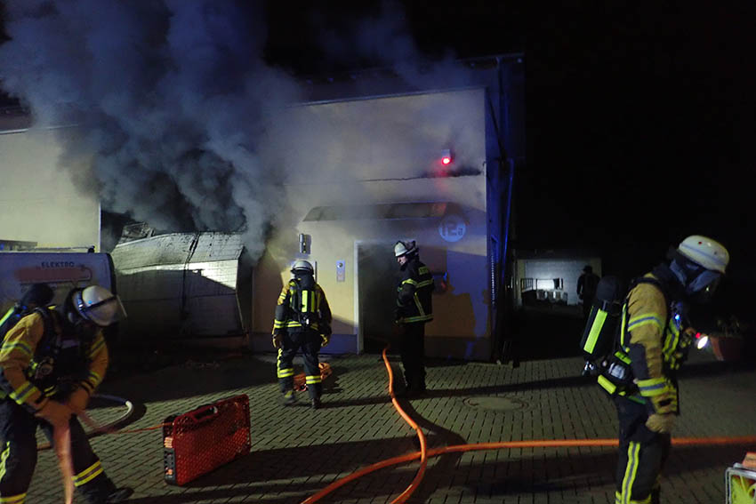 Betriebs- und Lagerhalle in Bendorf ausgebrannt