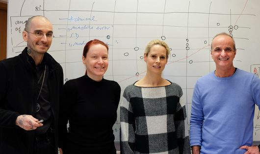 Professor Dr. Veit Braun (rechts) organisierte den Besuch des Teams (von links) von Dr. Mark Benecke, seiner Frau Ines Fischer und der Biologin Kristina Baumjohann. (Foto: Uni Siegen)