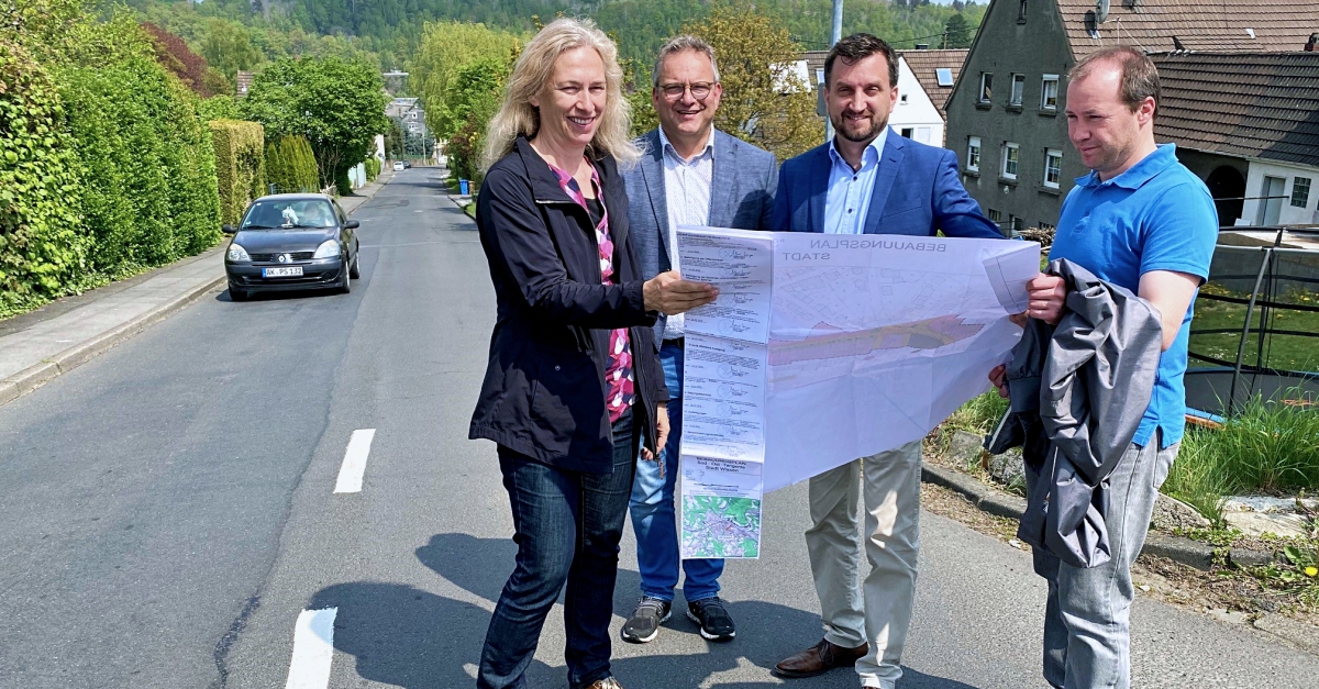 Bei einer Ortsbesichtigung der Nassauer Strae machten Brgermeister Neuhoff und Kerstin Robach auf den dringenden Sanierungsbedarf aufmerksam. (v. l. Kerstin Robach, Brgermeister Neuhoff, Benedikt Bauch, Jens Hlpsch). (Foto: VG Wissen)