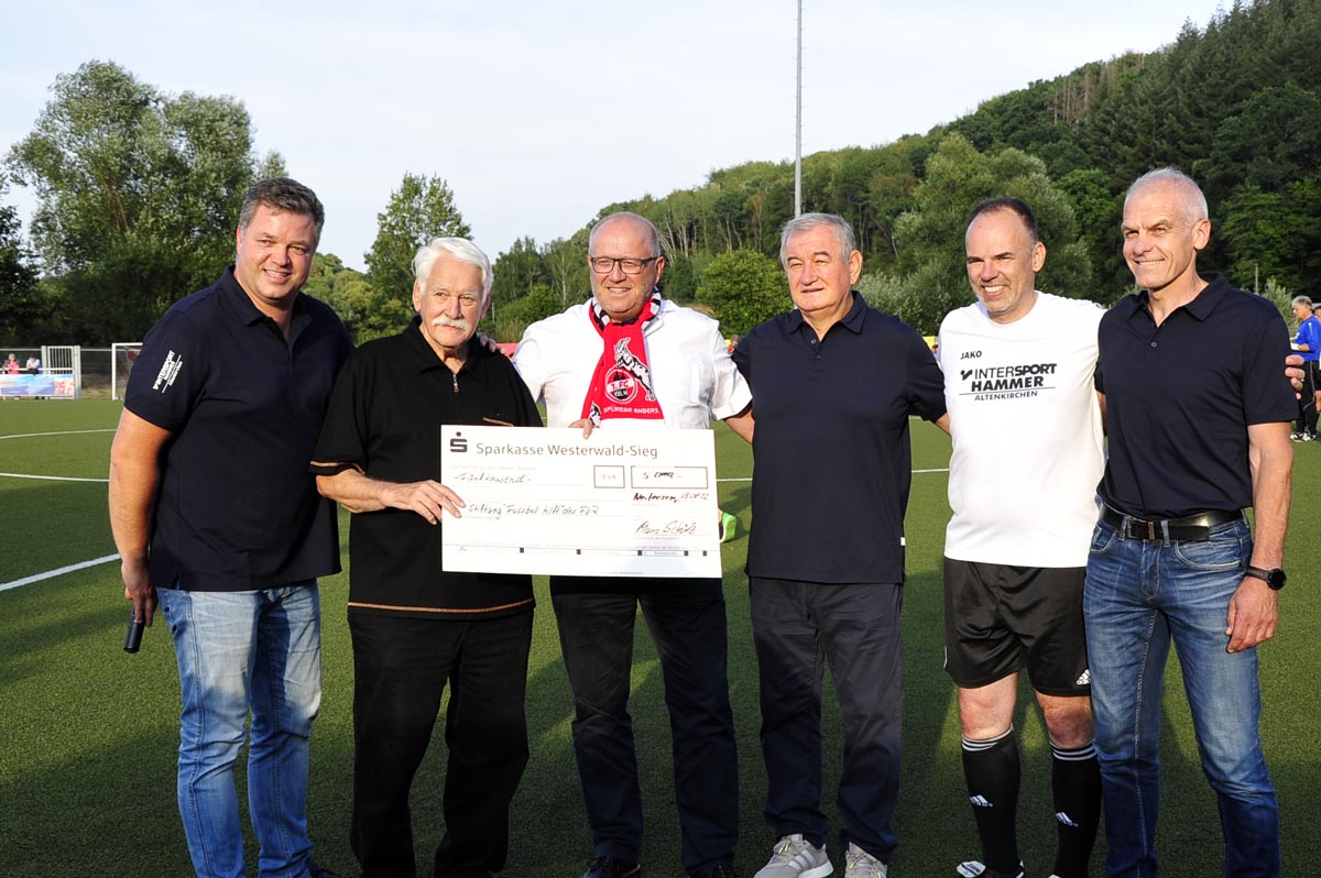 Rainer Meutsch (kniend, 2. von links) und Marco Schtz (3 von links) mit einem Teil der Mannschaft. (Foto: Veranstalter)