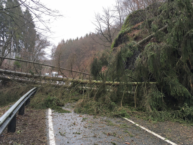 Die B 256 war fr rund zwei Stunden voll gesperrt. (Foto: Freiwillige Feuerwehr Oberlahr) 