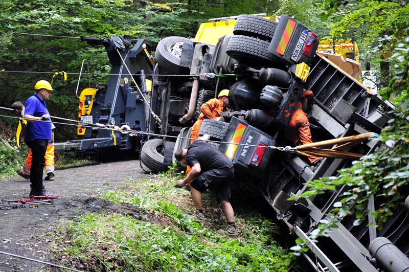 Spezialisten machten sich an die Bergung des Holztransporters. (Fotos: kk)