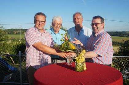 Glckwnsche an Berno Neuhoff gab es im Garten auf der Kttingerhhe von den Beigeordneten Horst Pinhammer, Wolf-Rdiger Bieschke und Claus Behner (von links). Foto: pr