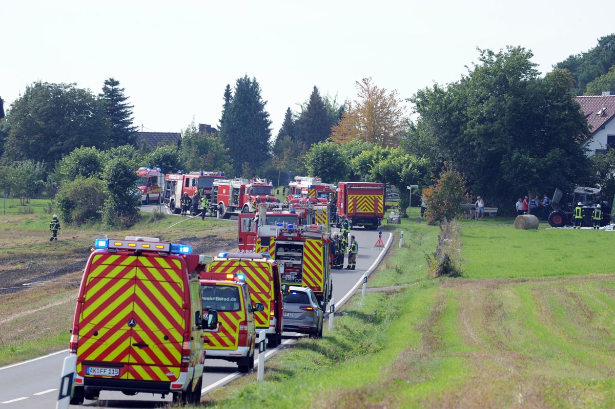 Groaufgebot der Feuerwehren: Feld und Traktor brannten in Berod