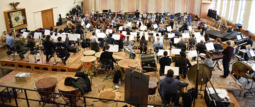 Mittendrin in der Orchesterprobe waren die Schlerinnen und Schler. Foto: Schule