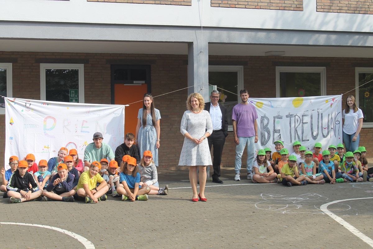 Bei der Ferienbetreuung machen Sommerferien Spa: Auf dem Schulhof der Joseph-Kehrein-Schule besuchte der Erste Beigeordnete Andree Stein (Mitte rechts) die Aktion. (Fotoquelle: VG Montabaur)