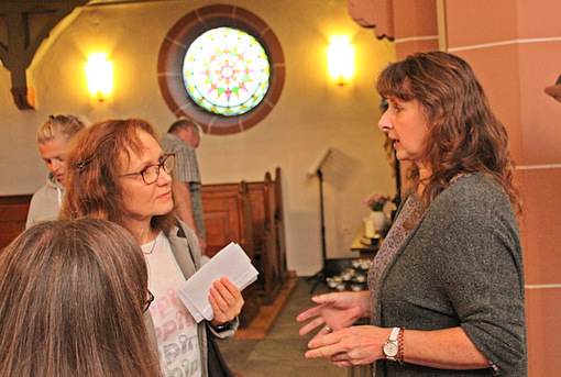 Bettina Kaiser im Gesprch mit Teilnehmern der Kirchenfhrung in Willmenrod. (Foto: Evangelisches Dekanat Westerwald)