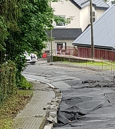 Die Schden, die die Wassermassen nach dem Unwetter in der Kirchener Klotzbachstrae hinterlieen, lassen sich leider nicht mit der Kehrmaschinen beseitigen. (Foto: GW) 