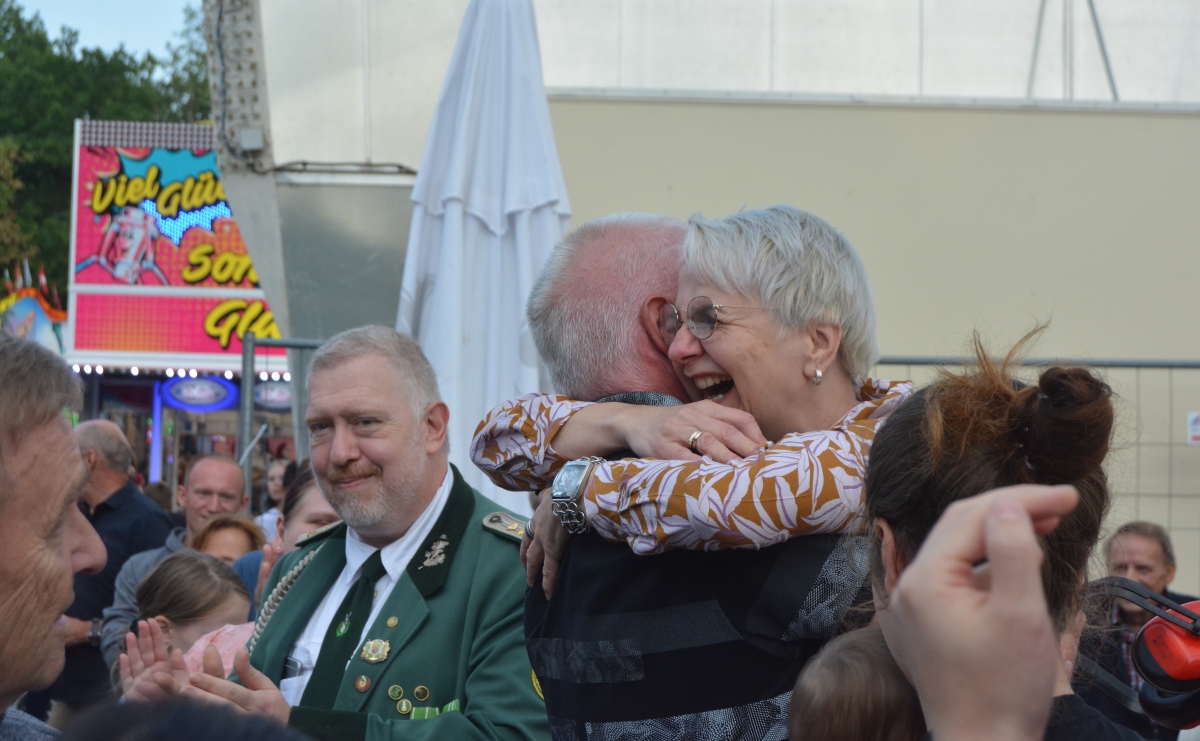 Angelika Meyer umarmt ihren Ehemann Dirk Meyer. Ihr ist anzusehen, dass sie sich mit ihren ihm freut, der gerade den Vogel abgeschossen hat. (Foto: tt)