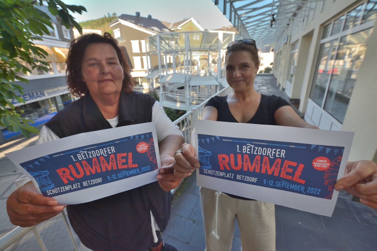 "1. Betzdorfer Rummel" wurde aus den eingereichten Namensvorschlägen ausgewählt. Sabina Kniep (links) und Steffi Stieler präsentieren den Entwurf für ein Banner. (Foto: tt)