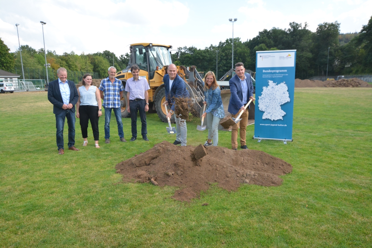 Der symbolische erste Spatenstich ist getan: In zehn Wochen soll der neue Kunstrasenplatz im Stadion auf dem Bhl bespielbar sein. (Fotos: tt)