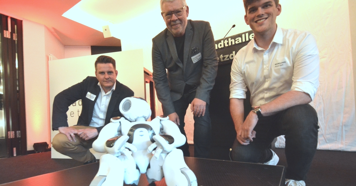 Der kleine Roboter "Nao" kam beim Auftakt der Zukunftsmacher zu Einsatz (von links): Benjamin Geldsetzer, Martin Hill und Simon Sack. (Fotos: tt)
