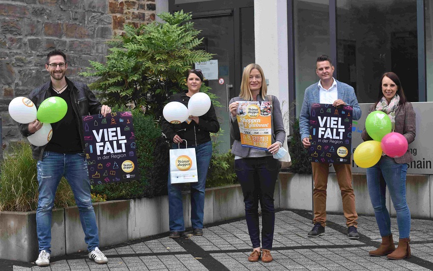 Shoppen & gewinnen beim Heimatshoppen in Betzdorf: Christoph Weller, Steffi Stieler, Tanja Gille, Benjamin Geldsetzer und Janine Horczyk prsentieren Plakate, Flyer, Luftballons und Papiertten zur Aktion. Foto: (tt)