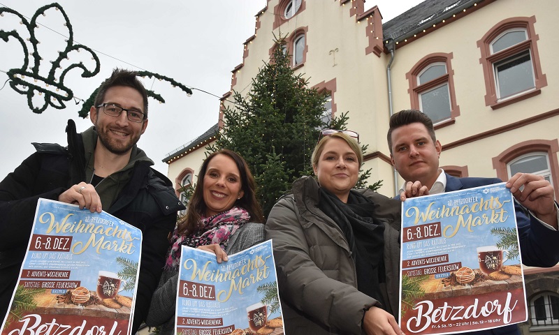 Den 12. Betzdorf Weihnachtsmarkt rund um das Rathaus am zweiten Adventswochenende stellten (von links) Christoph Weller, Janine Horczyk, Steffi Stieler und Benjamin Geldsetzer vor. Foto: (tt)