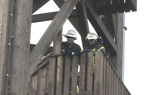 Nach dem Brand kontrollierten die Feuerwehrleute die Holzkonstruktion am Raiffeisenturm. (Foto: kk)