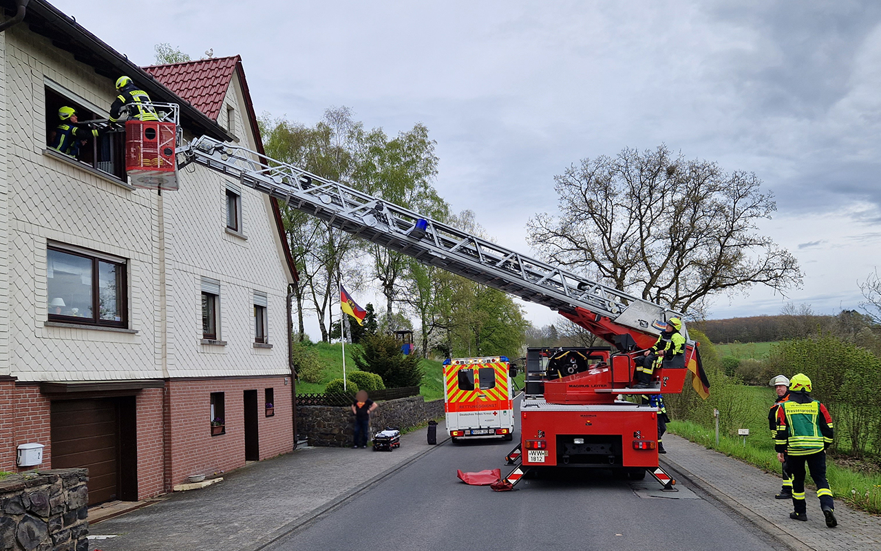 Aus dem ersten Stock des Wohnhauses wurde eine Person mit der Drehleiter befrdert. (Foto: FF VG Westerburg)