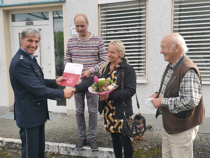 Freudig nahm Dorothe Kosiolek die Brgerehrung entgegen. Mit ihr freuten sich (von links) Wachleiter Rainer Greb und der gerettete Markus Stahl mit seinem Vater Paul Stahl. (Foto: Polizei)
